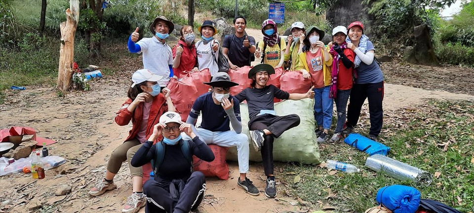 Nhóm phượt thủ dọn rác tại đỉnh núi Chứa Chan, Đồng Nai (Ảnh: NVCC)