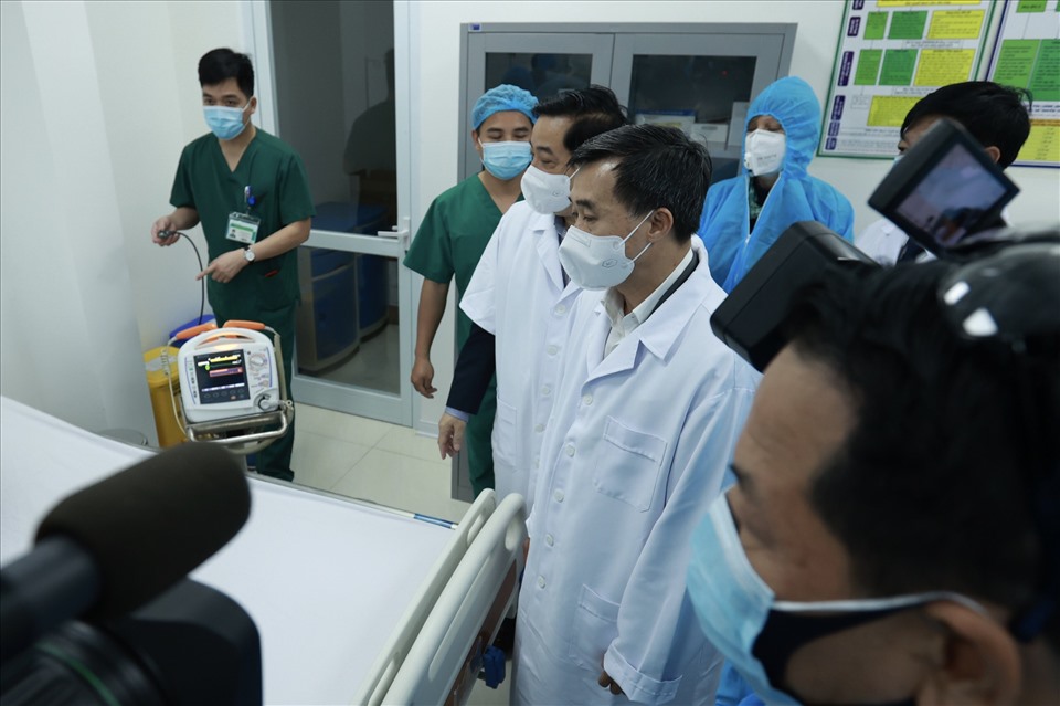 Thứ trưởng Bộ Y tế Trần Văn Thuấn có mặt tại điểm tiêm Bệnh viện Bệnh Nhiệt đới Trung ương, kiểm tra, giám sát công tác triển khai tiêm vaccine COVID-19.