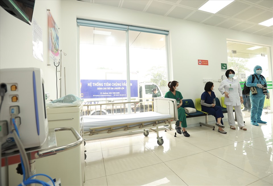 Bệnh viện Bệnh Nhiệt đới Trung ương sẽ có 100 cán bộ, nhân viên y tế của bệnh viện được tiêm vaccine AstraZeneca ngừa COVID-19 trong sáng nay.