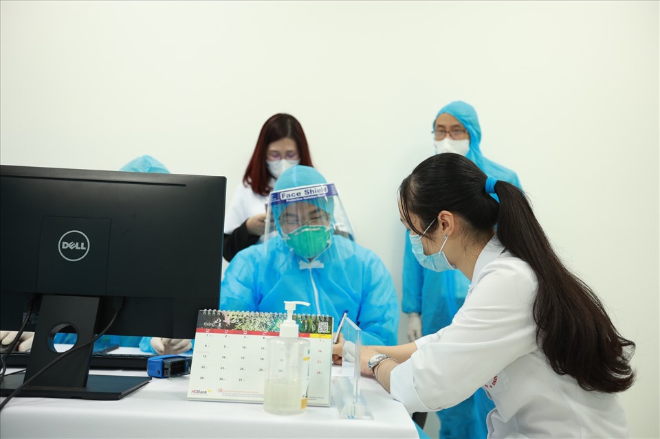 Các cán bộ y tế này đã trở thành một trong những người đầu tiên ở Việt Nam tiêm phòng vaccine COVID-19, loại vũ khí được kỳ vọng có thể góp phần khống chế đại dịch COVID-19.