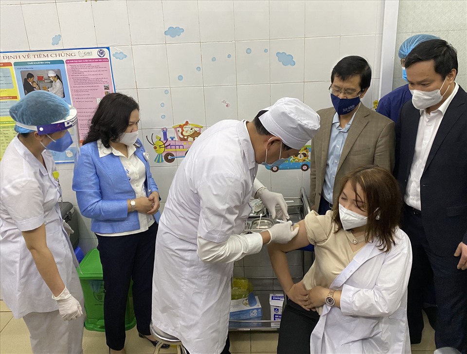 Phát biểu tại buổi tiêm vaccine phòng COVID-19, ông Lương Văn Cầu - Phó Chủ tịch UBND tỉnh Hải Dương nhấn mạnh, tiêm chủng vaccine là giải pháp phòng chống dịch bệnh truyền nhiễm bền vững, tuy nhiên mỗi người vẫn phải đề cao công tác phòng, chống dịch, thực hiện đúng hướng dẫn 5K của Bộ Y tế. Ảnh CTV