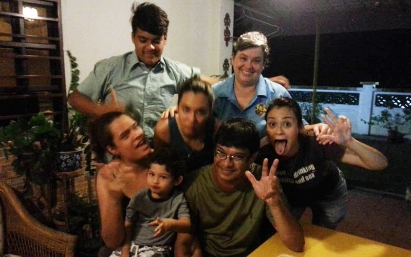 Patrick Gomes (áo xanh), trong lần sinh nhật cuối cùng cùng gia đình năm 2014. Ông là tiếp viên trên chuyến bay mất tích MH370. Ảnh: GDCC.