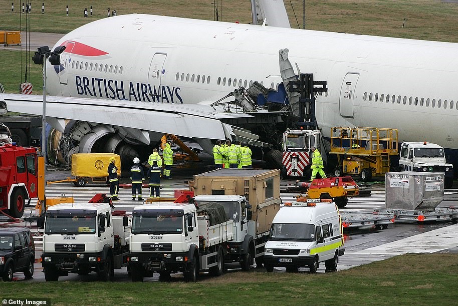 Hình ảnh chiếc máy bay Boing 777 của  British Airways gặp sự cố tại sân bay Heathrow năm 2008. Ảnh: British Airways