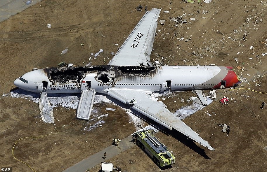 Hiện trường rơi máy bay của Asiana Airlines tại sân bay San Francisco năm 2013. Ảnh: AFP