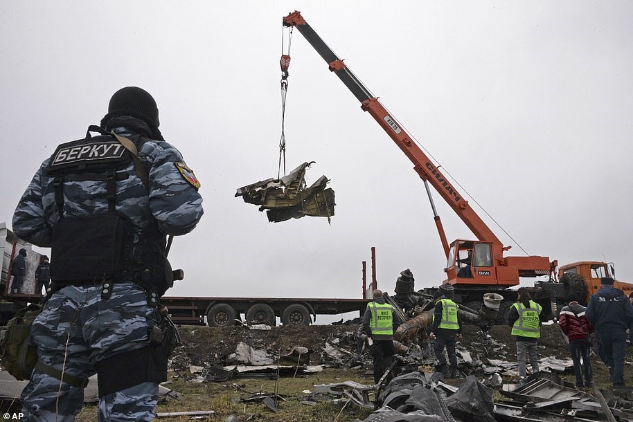 Mảnh vỡ của chiếc máy bay số hiệu MH17. Ảnh: AP