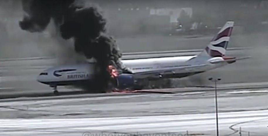 Máy bay Boing 777 của British Airways bốc cháy tại sân bay Las Vegas. Ảnh: AFP
