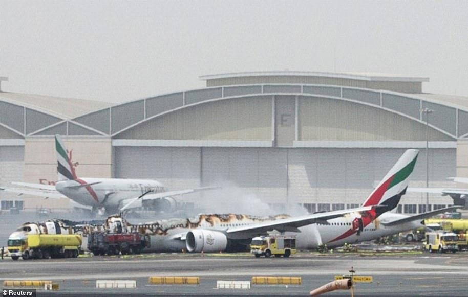 Máy bay bốc cháy sau khi kịp thời quay đầu về sân bay Changi, tất cả hành khách đều an toàn. Ảnh: Reuters