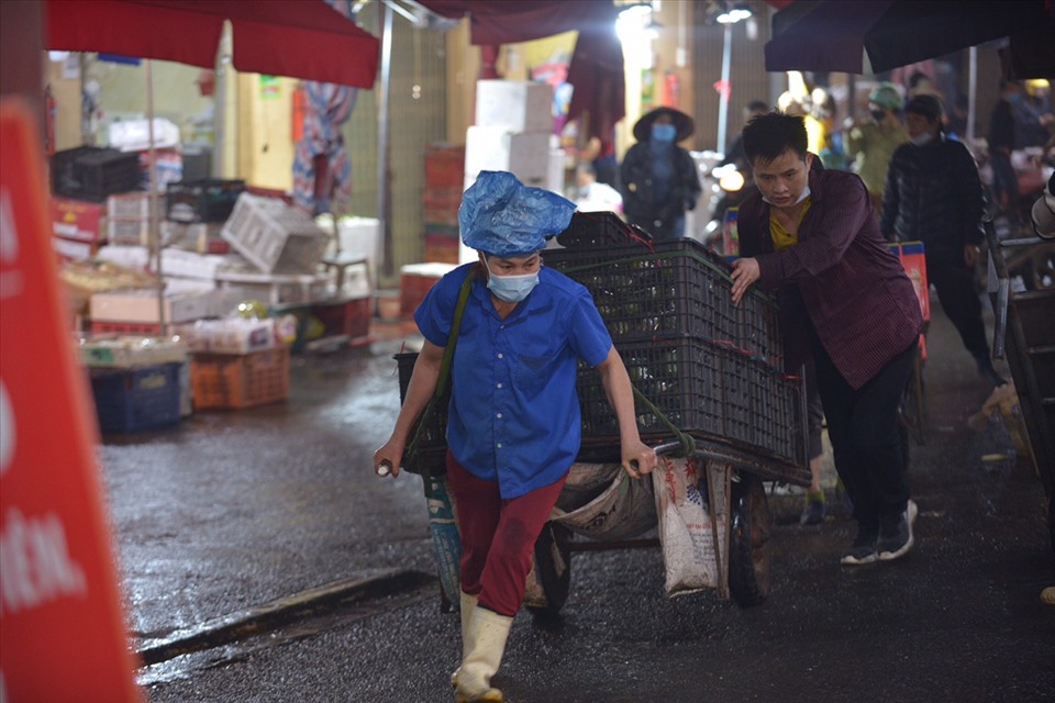 những người phụ nữ làm nghề gánh hàng, bốc vác thuê ở chợ Long Biên đều rơi vào hoàn cảnh khó cực, phải bán sức lao động để có tiền trang trải cuộc sống