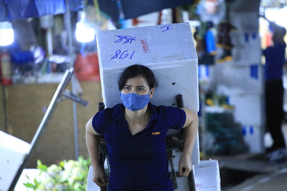 Cõng trên vai hàng chục thùng hàng, Chị Nguyễn Thị Luyến (40 tuổi, quê Hà Nam) một cửu vạn lên thành phố mưu sinh ngót nghét hơn chục nhưng chưa năm nào chị biết tới ngày 8/3. Với chị ngày 8/3 cũng giống như bao ngày lao động bình thường khác.