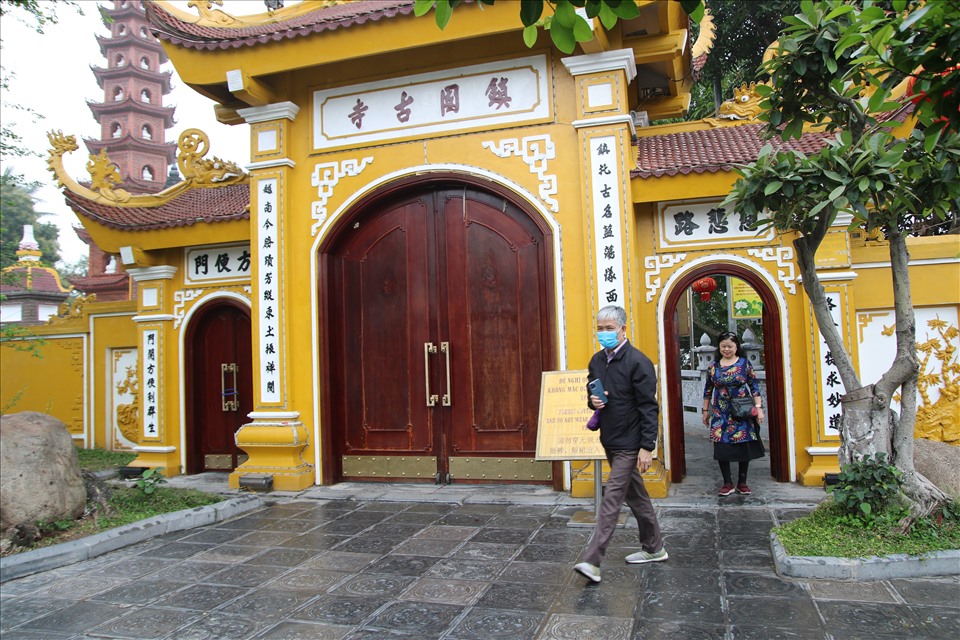 Các di tích, đền chùa ở Hà Nội nơi mở cửa đón khách, nơi vẫn cửa đóng then cài. Ảnh: Kim Anh