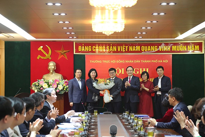 Lãnh đạo HĐND Thành phố tặng hoa chúc mừng ông Trương Việt Dũng.