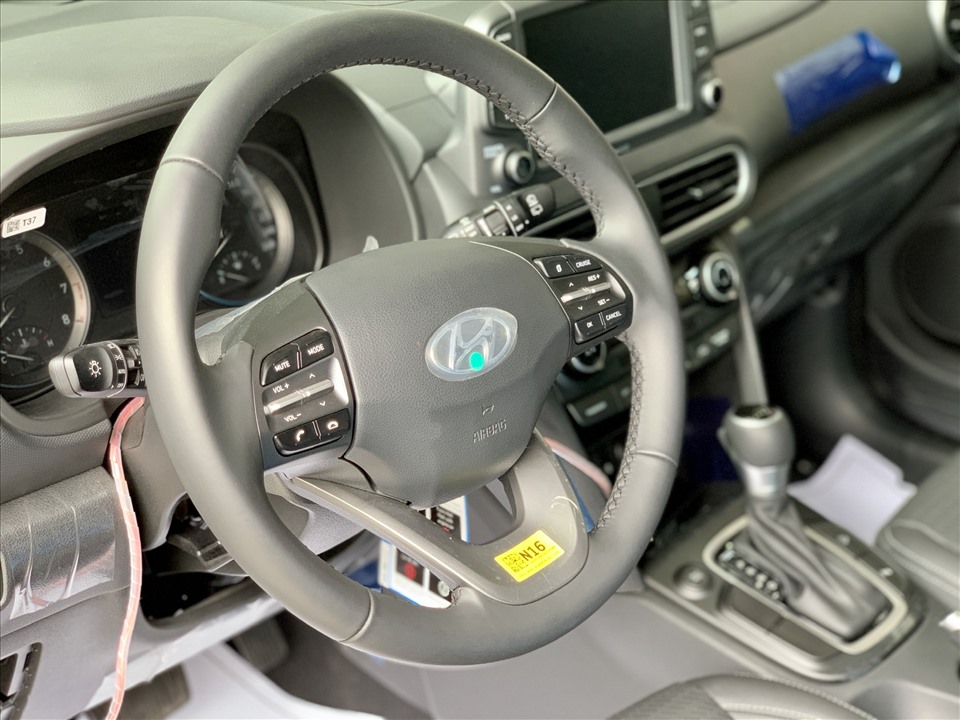 Các trang bị bên trong của 2 xe khá tương đồng: vô-lăng bọc da tích hợp các nút chức năng, khởi động bằng nút bấm, ghế lái chỉnh điện, hệ thống thông tin giải trí hỗ trợ kết nối Apple CarPlay, dàn âm thanh 6 loa.