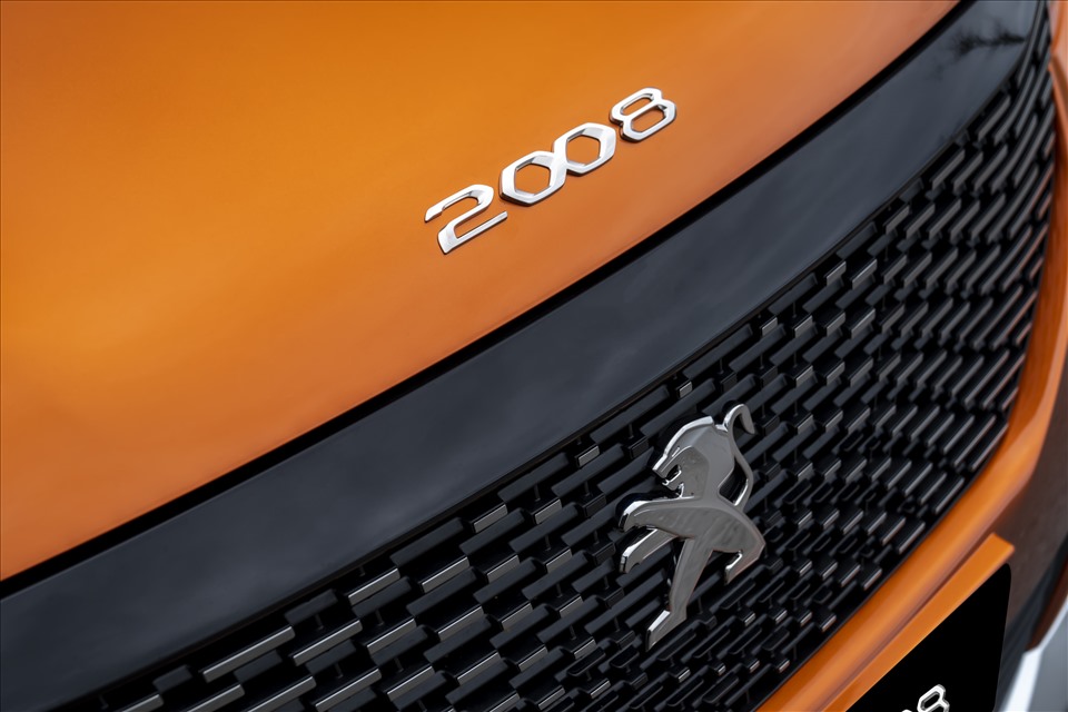 Theo hãng xe Pháp, thiết kế này được lấy cảm hứng từ nanh sư tử và cũng tạo nên đặc điểm nhận diện cho các mẫu SUV của Peugeot.
