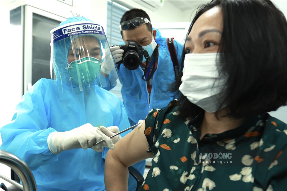 Những mũi vaccine ngừa COVID-19 đầu tiên được tiêm tại BV Nhiệt đới Trung ương (cơ sở Kim Chung, Đông Anh).