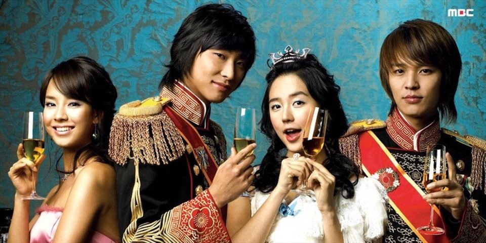 Năm 2006, “Hoàng cung” lên sóng và trở thành tác phẩm nổi tiếng khắp Châu Á, mang đến danh tiếng cho dàn diễn viên, trong đó phải kể đến Yoon Eun Hye và Song Ji Hyo. Ảnh poster.