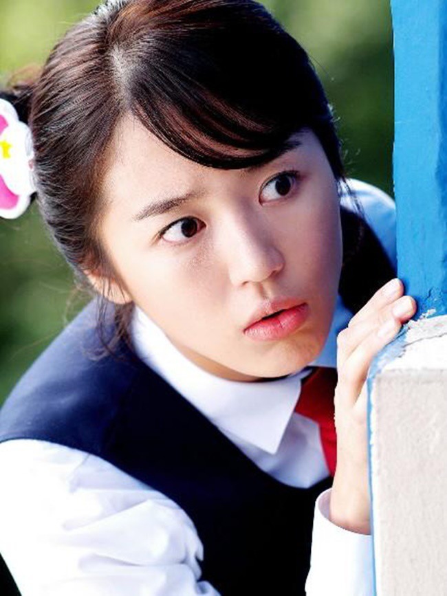 Trong phim, Yoon Eun Hye vào vai thái tử phi Shin Chae Kyung. Nhan sắc xinh đẹp với đôi mắt to tròn, thanh tú cùng bờ môi đẹp của mỹ nhân 8X nhanh chóng gây thiện cảm với khán giả. Ảnh cắt phim.