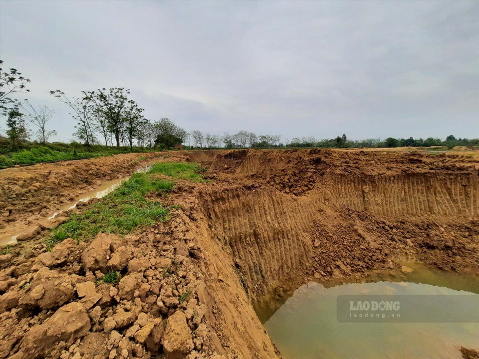 Sau thời gian dài bị công khai đào bới, mảnh đất xuất hiện hàng nhiều mảng ao sâu ả 10m. Ảnh:
