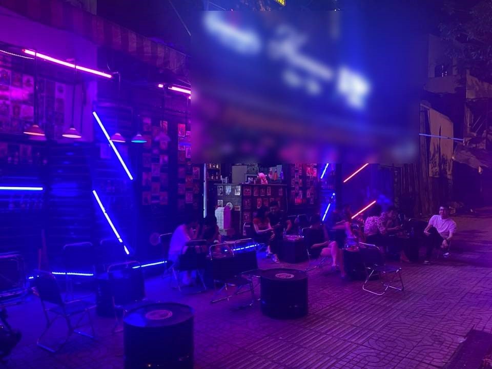 Một trong 3 quán bia tại đường Phạm Văn Đồng (phường 11, quận Bình Thạnh) bị lập biên bản vi phạm quy định về tiếng ồn. Ảnh: quận Bình Thạnh