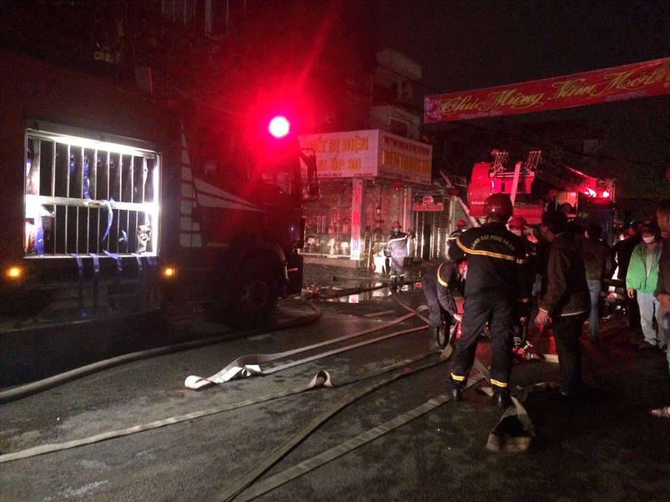 Lực lượng chức năng khống chế đám cháy tại 724 Thiên Lôi. Ảnh ĐL