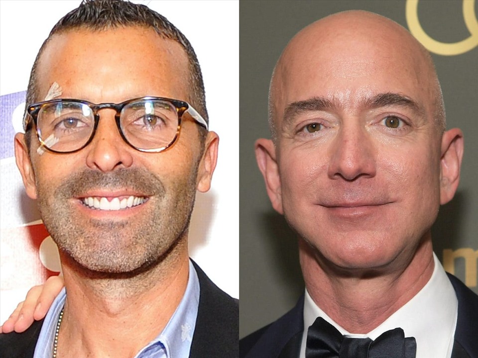 Michael Sanchez (trái) và tỉ phú Jeff Bezos. Ảnh: AFP/Getty.