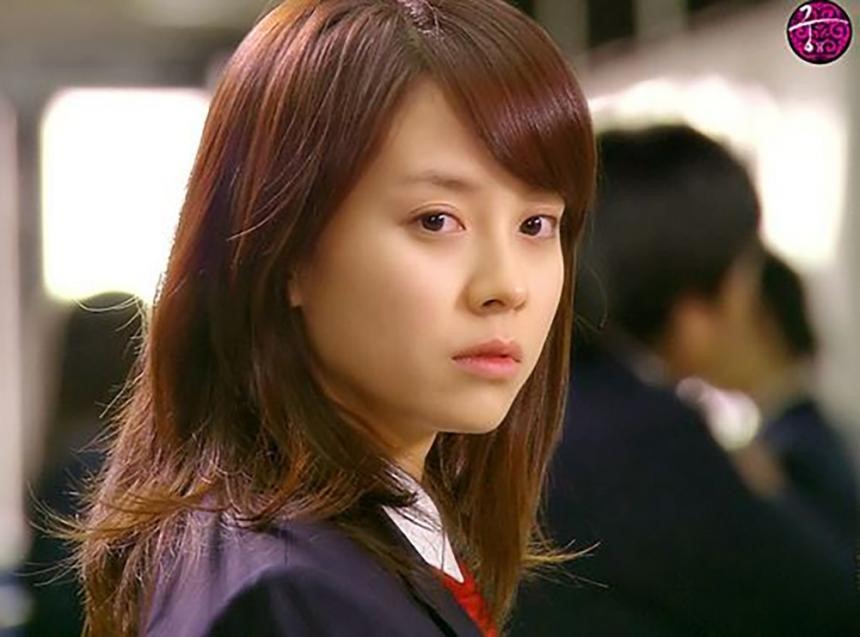 Khi đó, mỹ nhân 8X vào vai Min Hyo Rin - mối tình đầu của thái tử Lee Shin (Joo Ji Hoon). Dù thời điểm nhận vai, Song Ji Hyo đã 25 tuổi, thế nhưng cô vẫn vào vai một học sinh trung học rất “ngọt“. Ảnh cắt phim.