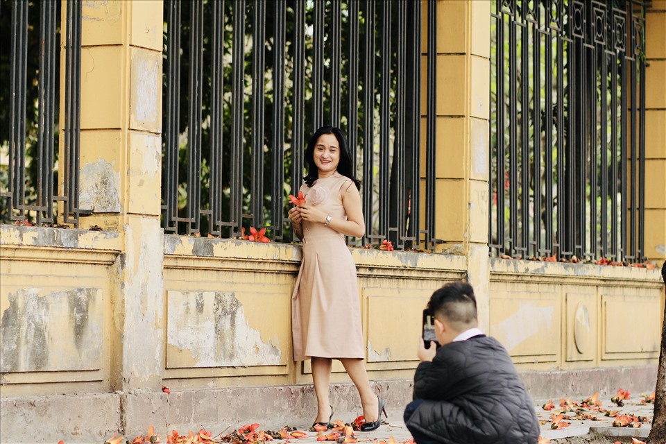 Chị Trần Thu Trang (37 tuổi, ở Hoàng Mai, Hà Nội) chia sẻ: “Ngày nào đón con đi học về qua con đường Trần Khánh Dư cũng nhìn ngắm cây hoa gạo. Hôm nay thấy vắng người mới bảo cu con vào chụp cho mẹ mấy cái ảnh với hoa gạo”