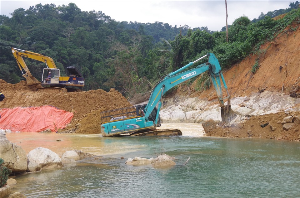 Nhiều phương tiện cơ giới được đưa vào hiện trường phục vụ tìm kiếm trước đó. Ảnh: PĐ.