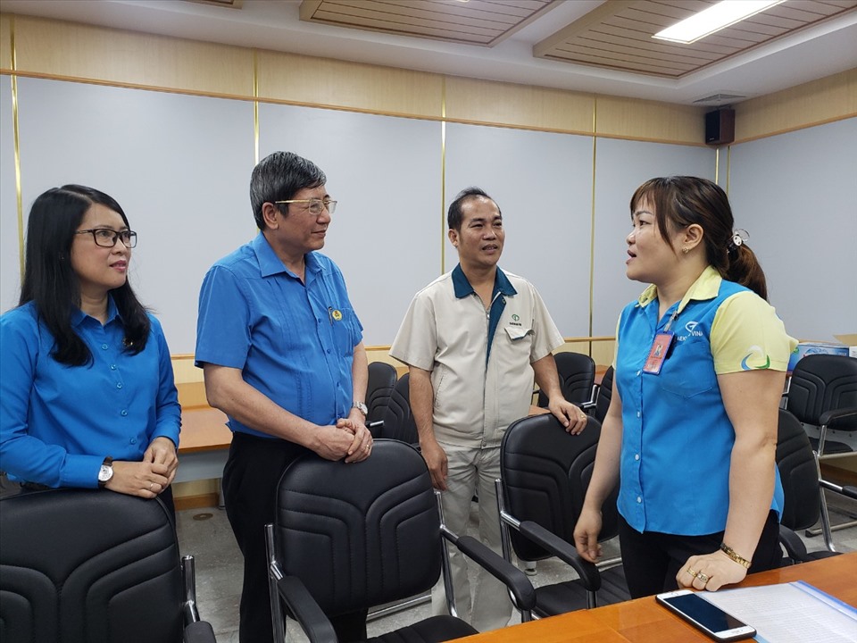 Phó chủ tịch Tổng LĐLĐVN Trần Thanh Hải (thứ 2 từ trái qua) nói chuyện với công nhân Lê Thị Tuyết - người có nhiều sáng kiến nhất tại Công ty CP Taekwang Vina. Ảnh: Hà Anh Chiến