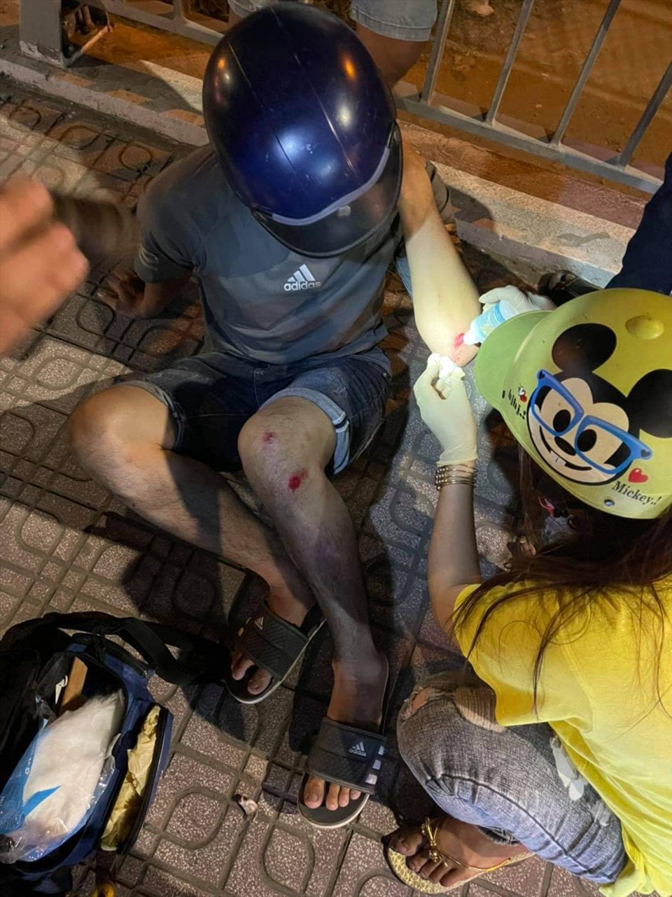Các thành viên Đội SOS Cần Thơ tiến hành sơ cứu, giúp đỡ một thanh niên bị tai nạn trên cầu Hưng Lợi, quận Ninh Kiều, TP.Cần Thơ. Ảnh: P.V.
