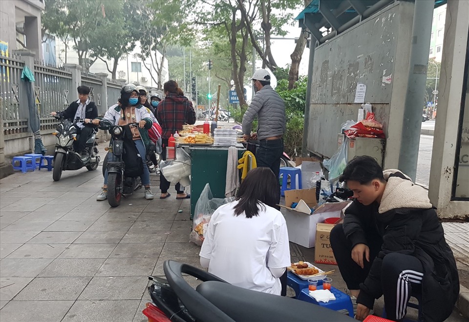 Trời nhá nhem tối, các bạn sinh viên trong khu ký túc xá đến giờ tan học. Đây cũng là lúc những quán hàng này “đông khách” nhất ngày. Ảnh: Lương Hạnh.