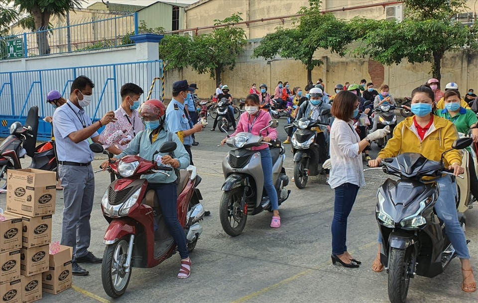 Công nhân được thăm hỏi, chúc mừng trong ngày lễ .8.3. Ảnh: Dương Bình