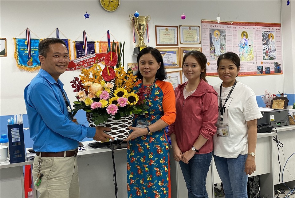 Nhân viên khối văn phòng được tặng hoa chúc mừng ngày 8.3. Ảnh: Quang Huy