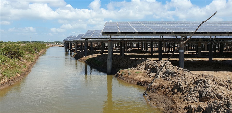 Dưới chân điện mặt trời vẫn phát triển nuôi trồng thủy sản. Ảnh: Nhật Hồ