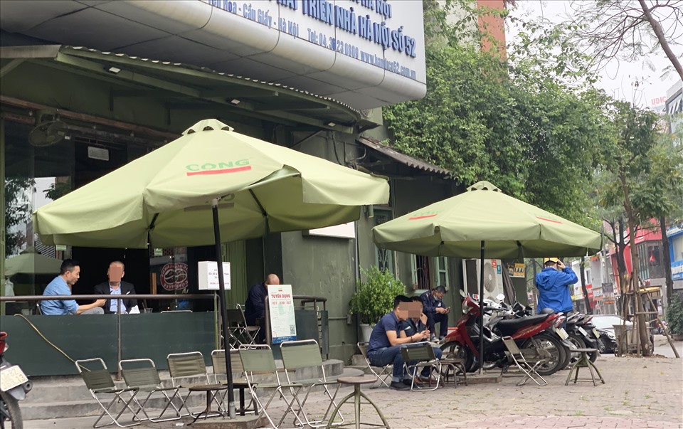 Các quán cà phê trên khu vực quận Cầu Giấy (Hà Nội) vẫn vô tư bày bán trên vỉa hè.