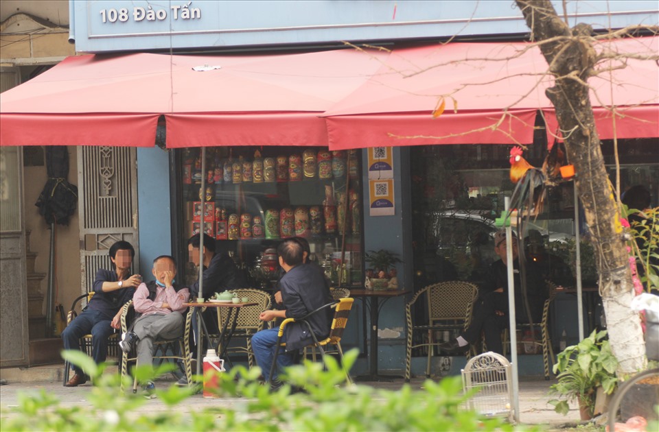 Quán cà phê trên phố Đào Tấn (Ba Đình) vẫn chưa chấp hành các quy định phòng dịch.