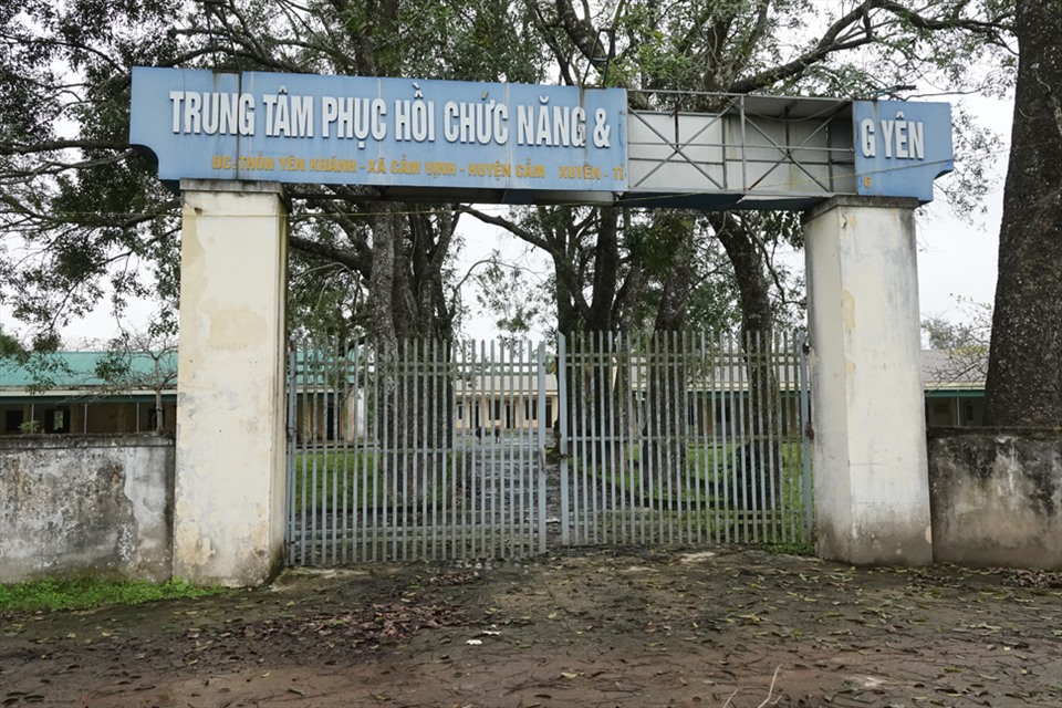 Trung tâm Phục hồi chức năng và Dưỡng sinh Võ Hoàng Yên ở xã Cẩm Vịnh đóng cửa bỏ hoang từ năm 2016. Ảnh: Trần Tuấn.