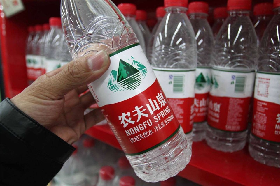 Khác với nhiều tỉ phú Trung Quốc khác giàu có nhờ công nghệ thông tin, tỉ phú Chung Thiểm Thiểm thành công nhờ nước uống đóng chai và dược phẩm. Ảnh: AFP.