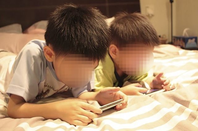 Chỉ nên cho trẻ sử dụng điện thoại khi thực sự cần thiết trong thời gian học tập (Ảnh nguồn: Ictnews)