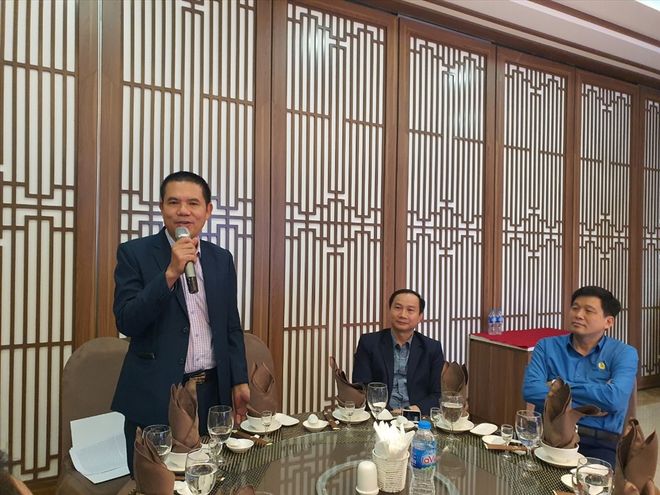 Ông Lâm Chí Công - Trưởng Văn phòng đại diện Bắc Trung bộ Báo Lao Động phát biểu ý kiến tại cuộc gặp mặt. Ảnh: Q.Đ