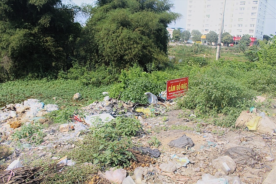Mặc dù chính quyền đã cắm biển “ cấm đổ rác” và  đưa ra quy định xử phạt nhưng người dân vẫn tiếp tục đưa rác đến đổ ngày càng nhiều. Ảnh: QT