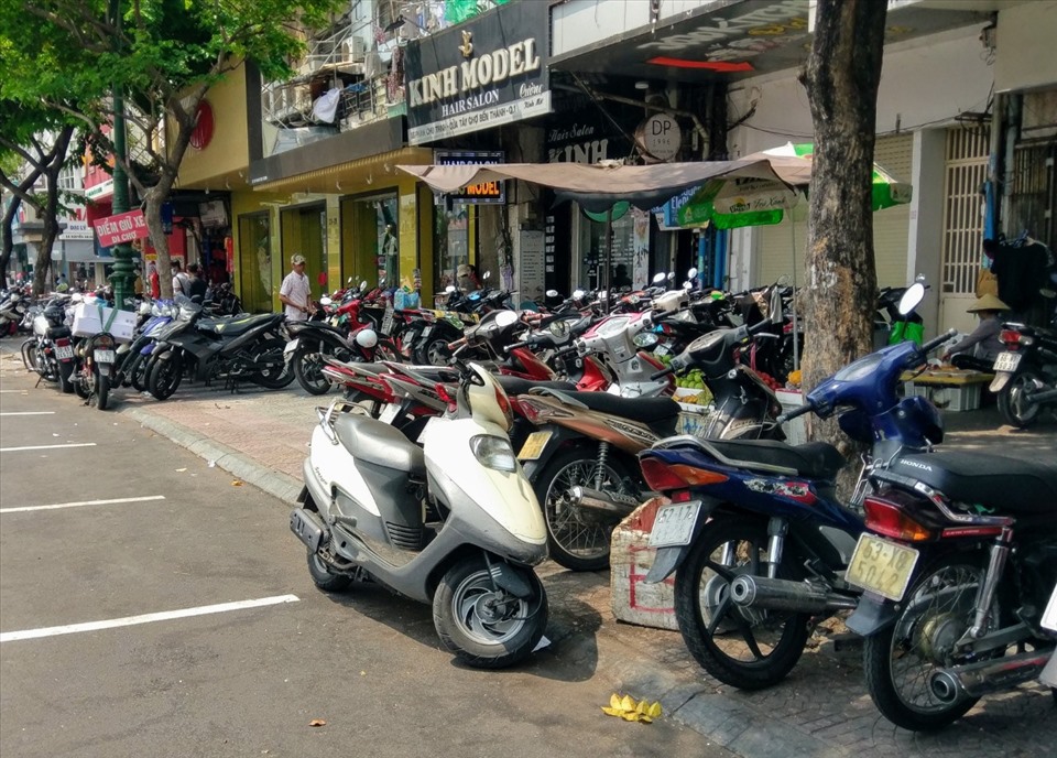 Vỉa hè đường Phan Chu Chinh (quận 1) cũng bị chiếm dụng để giữ xe máy với giá 20.000 đồng/xe.