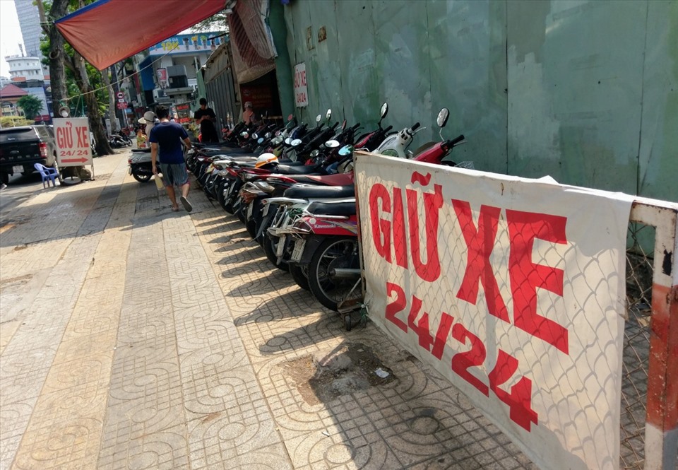 Bãi giữ xe máy trên đường Huỳnh Thúc Kháng (quận 1) tận dụng cả vỉa hè để dựng xe máy.