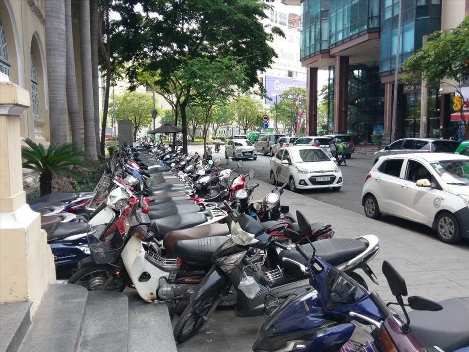 Tại đường Hải Triều (quận 1), vỉa hè được “ưu tiên” làm bãi giữ xe máy.