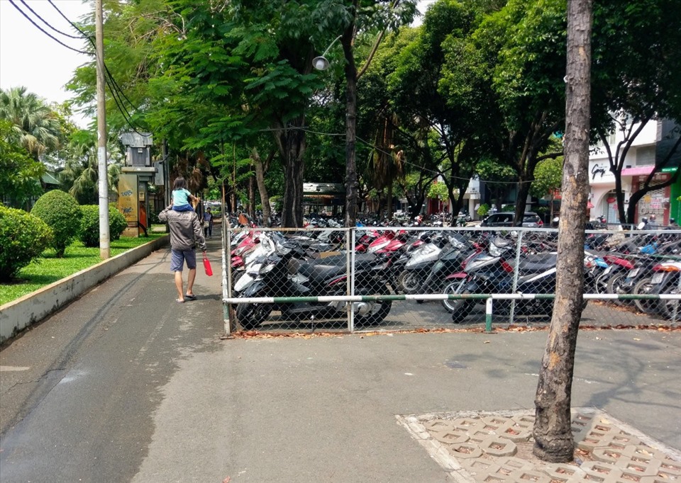 Một phần công viên 23/9 tiếp giáp đường Lê Lai bị rào chắn để giữ xe máy.