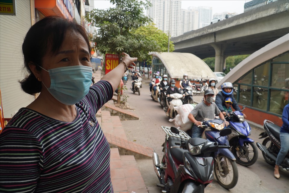 Bà Vân (62 tuổi, nhà ngày sát nút giao đường Khuất Duy Tiến - Lê Văn Lương) cho biết, gia đình bà sinh sống tại đây đã 30 năm nay, tuy nhiên chưa bao giờ chứng kiến tình trạng tắc đường kinh khủng như vậy.