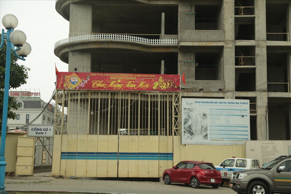 Nằm trên vị trí đắc địa thế nhưng dự án tòa nhà hỗn hợp (Mỗ Lao, Hà Đông) vẫn bị bỏ hoang, gây lãng phí tài nguyên.