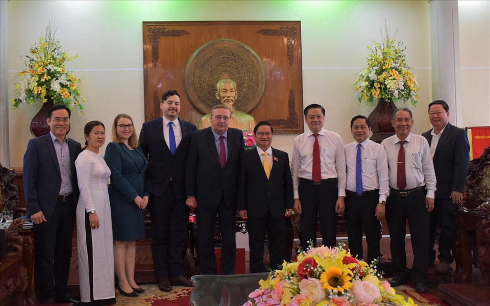 Lãnh đạo UBND TP.Cần Thơ cùng lãnh đạo sở, ngành chụp ảnh lưu niệm với Ngài Đại sứ đặc mệnh toàn quyền Hungary tại Việt Nam. Ảnh: Th.N