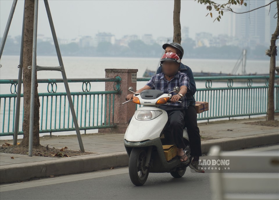 Trên khắp các đường phố Hà Nội, không khó để bắt gặp các trường hợp tham gia giao không đeo khẩu trang.