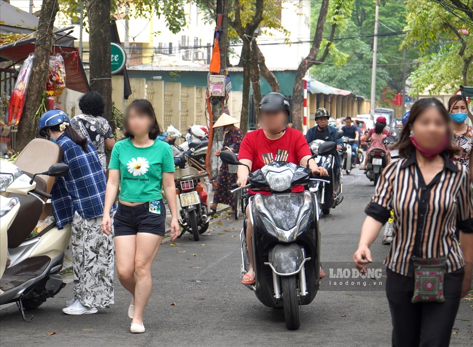 Trên khắp các đường phố Hà Nội, không khó để bắt gặp các trường hợp tham gia giao không đeo khẩu trang.