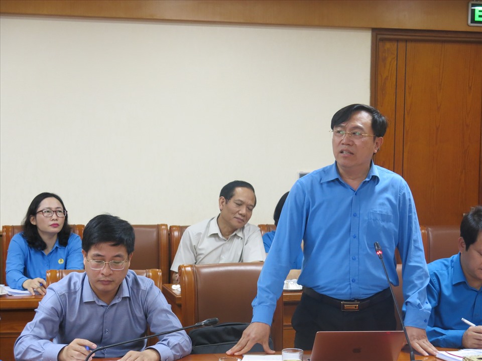 Ông Nguyễn Thế Quyết, Chủ tịch Công đoàn các Khu công nghiệp tỉnh Bắc Ninh phát biểu tại hội nghị. Ảnh: Bảo Hân